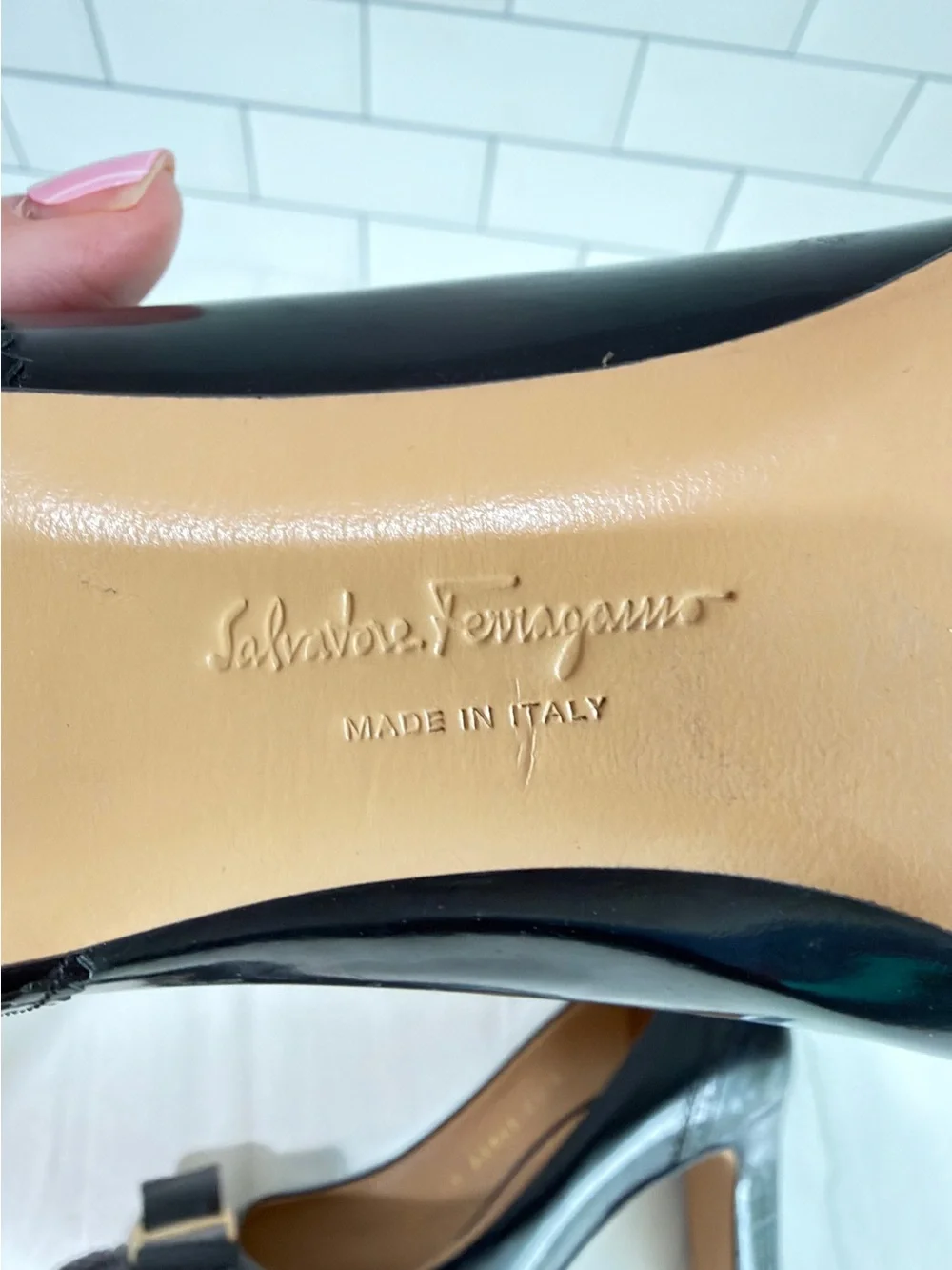 SALVATORE FERRAGAMO VERA STYLE BOW PUMPS WINGTIP BAROQUE DETAILS SIZE 7.5 CAREER